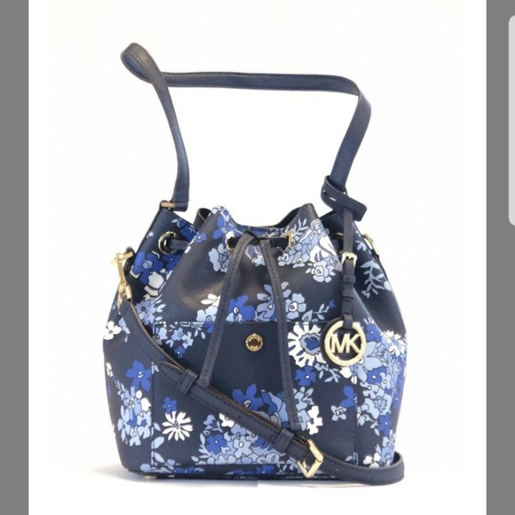 Michael Kors Handbags - Michael Kors medium Greenwich navy bucket bag
